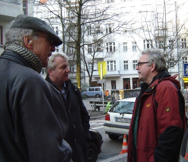 Anwohner im Gespräch mit Herrn Leder (rechts)